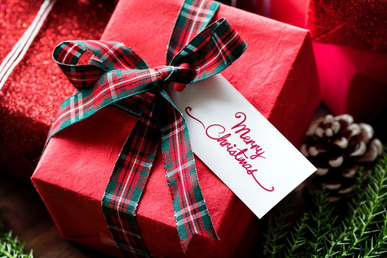 A close-up of an exquisite present, with a white tag reading “Merry Christmas.”